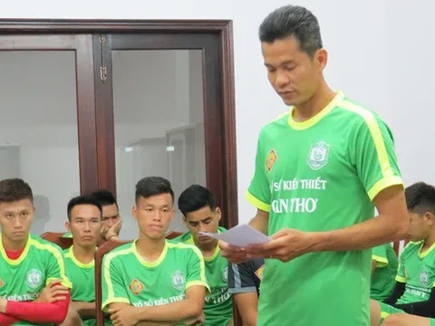 Chuyên gia Việt nói gì về án phạt cho cầu thủ tự đá vào lưới nhà?