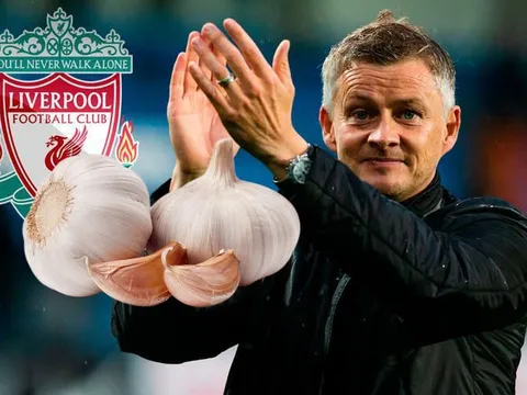 Vì sao M.U rải tỏi ở Old Trafford trước trận gặp Liverpool?