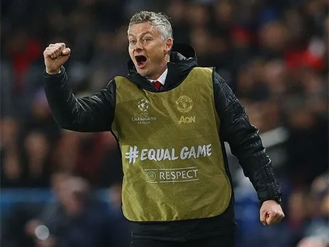 Vì sao Solskjaer mặc áo Bib trong lúc chỉ đạo Man Utd?
