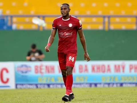 Trừng phạt đối thủ phút bù giờ, TP.HCM nối dài chuỗi bất bại