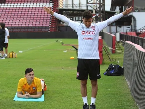 Đặng Văn Lâm phải ở ngoài sân trong buổi tập của Muangthong