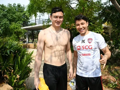 Đặng Văn Lâm đốn tim fan nữ với cơ bụng 6 múi ở bể bơi