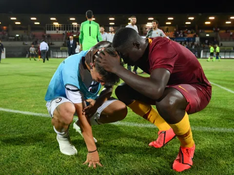 Vô địch không ăn mừng, U15 Roma làm điều bất ngờ với 'nạn nhân'