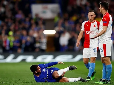 Vớ rách đẫm máu, Hazard vẫn ngoan cường giúp Chelsea đi tiếp