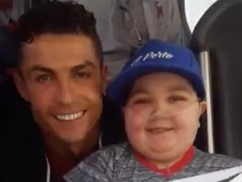 Với hành động này, Ronaldo lại đốn tim người hâm mộ