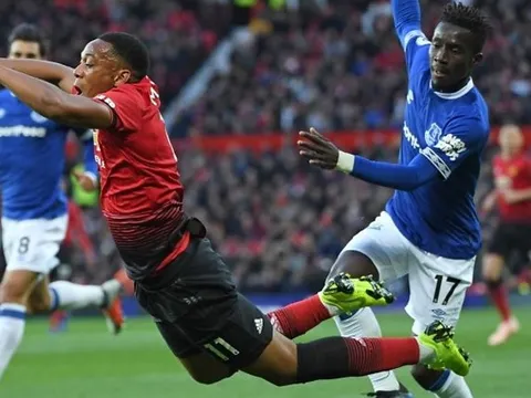 Vòng 35 Premier League: Quỷ Đỏ sẽ bị "cướp"