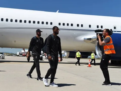 Vừa đặt chân xuống Madrid, dàn sao Liverpool đã được săn đón như "minh tinh"