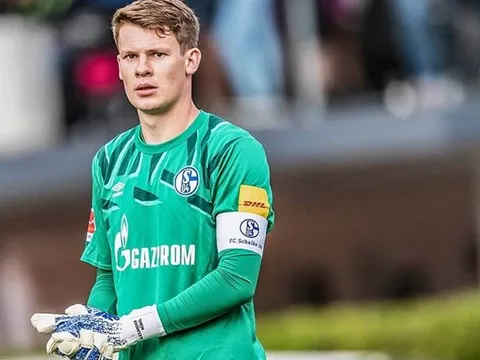 Vừa đến Allianz Arena, tân binh của Bayern đã bị Schalke "dằn mặt"