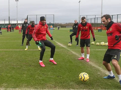Martial nói gì khi sắp đá cặp Fernandes?