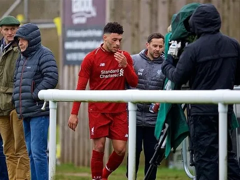 Vừa trở lại, Alex Oxlade-Chamberlain lại chấn thương