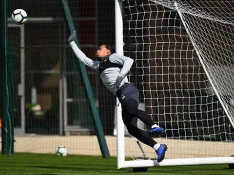 Vừa trở lại, Van Dijk đã chiếm luôn vị trí của bom tấn