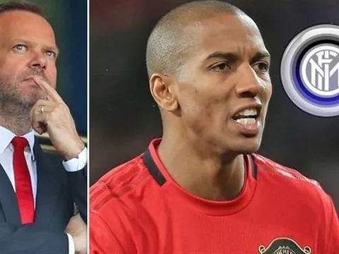 CĐV Man Utd "sôi máu" vì cuộc tình giữa Quỷ Đỏ và Ashley Young
