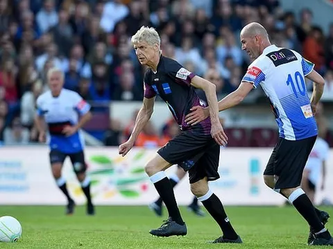 Sốt với hình ảnh Wenger dùng kỹ năng vượt qua sự truy cản của Zidane