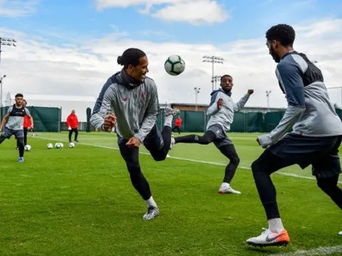 Wijnaldum tròn mắt trước kĩ năng chơi bóng thượng thừa của bom tấn Liverpool