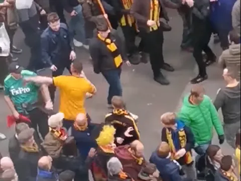 Wolves thua trận, fan điên loạn một mình đấm hàng loạt CĐV Watford