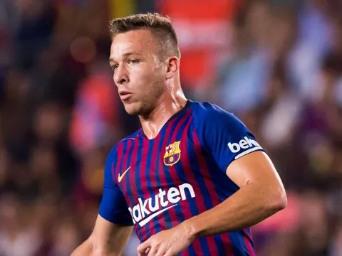 "Xavi đệ nhị" làm điều khó tin trước Lyon