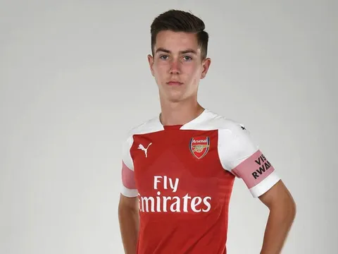 XONG! Arsenal chia tay "học trò của Iniesta"