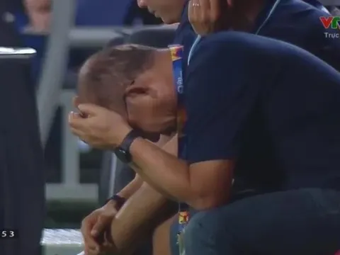 Xót xa hình ảnh thầy Park "ôm đầu" trước nguy kịch của Việt Nam