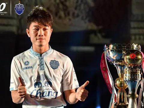 Xuân Trường bảnh bao bên cạnh cúp vô địch Thái League của Buriram