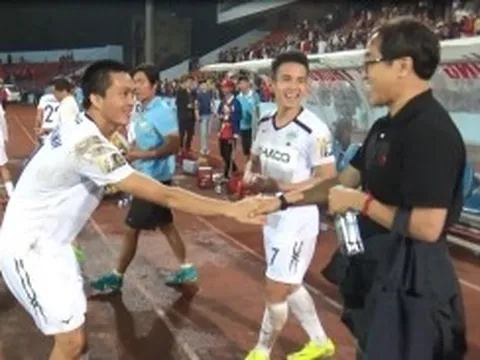 Trợ lý thầy Park xuống sân Lạch Tray động viên Tuấn Anh