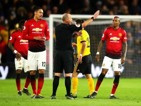 Young, Smalling rủ nhau báo hại, Man United rơi vào thế khó cuộc đua top 4