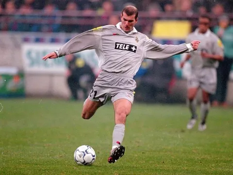 Zidane đá phạt tung lưới AS Roma