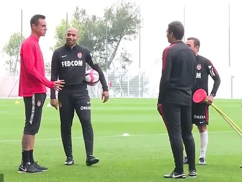 Sau bản hợp đồng mới, Martial vẫn giữ khuôn mặt lạnh như tiền