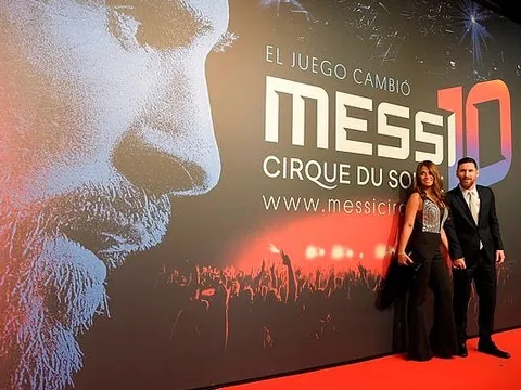 Messi 'rón rén' bên vợ trong lễ ra mắt bộ phim về cuộc đời mình