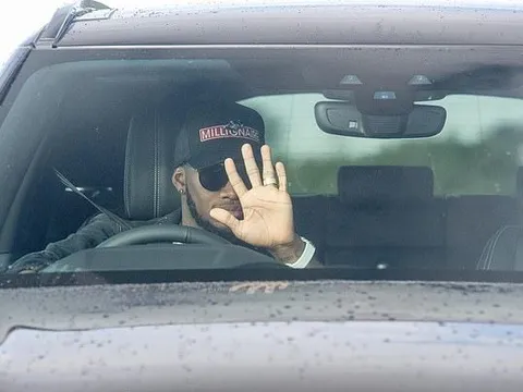 Hòa thất vọng Wolves, dàn sao Man Utd thi nhau che mặt đến Carrington