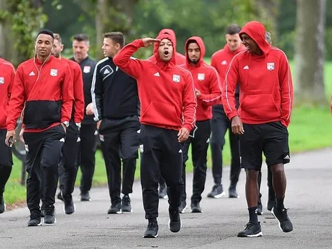 Không cần màu mè, Depay vẫn rất nổi bật tại Manchester