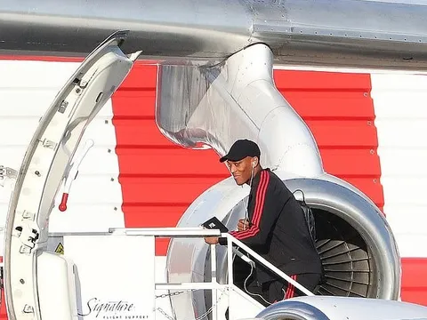 Lên máy bay đấu Bournemouth, Martial có phản ứng khác lạ