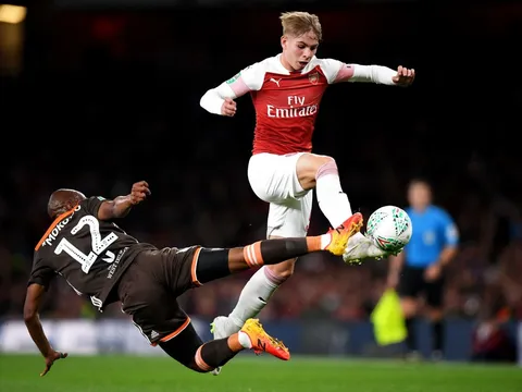 Arsenal đang giết chết "tiểu Bergkamp" của chính mình