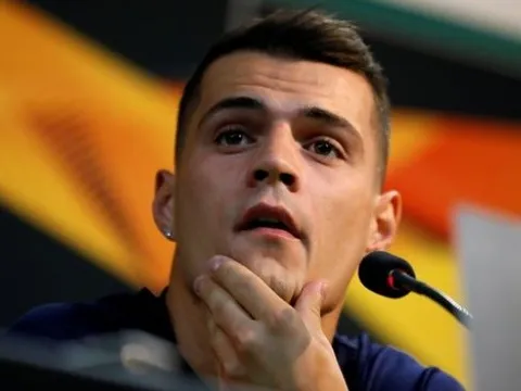 Vì sao Xhaka phải đá hậu vệ trái trước Sporting Lisbon?
