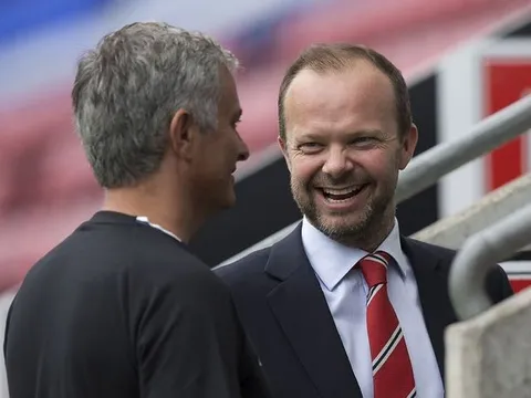 Sốc! Mourinho bị sa thải vì cuộc gọi điện của 1 trụ cột Man Utd với Ed Woodward