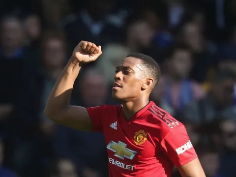 Vì Martial, Ashley Young đặt câu hỏi khó cho Deschamps