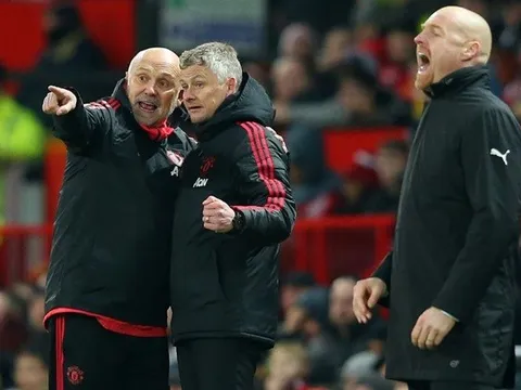 Mike Phelan đang làm gì tại Man United?