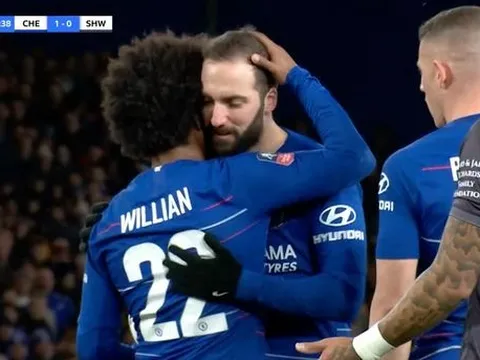 Fan Chelsea phát sốt vì 1 điều giữa Willian và Higuain trận Sheffield