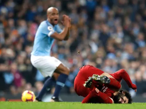 CĐV City phát cuồng vì điều Kompany nói với Salah sau pha vào bóng kinh hoàng