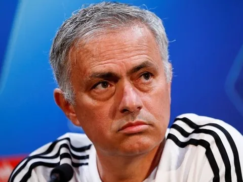 Phóng viên hỏi chuyện Zidane, Mourinho có lời đáp trả đẳng cấp