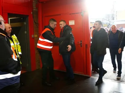 Rooney bị nhân viên an ninh "hỏi thăm" trong ngày trở lại Old Trafford