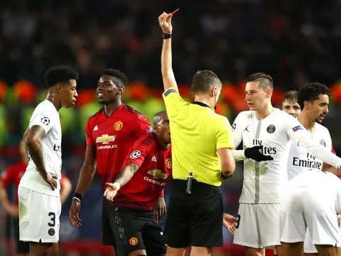 Pogba đã nói gì với đồng đội sau thẻ đỏ ở trận Man Utd 0-2 PSG?