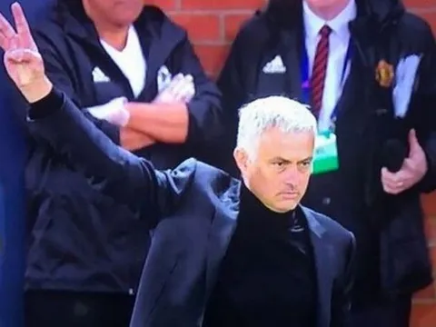 Vì sao Mourinho tiếp tục giơ 3 ngón tay trong thất bại trước Juventus?