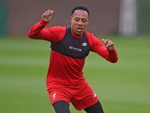 Lộ diện sao Liverpool 'bóc bánh trả tiền' cùng gái lạ