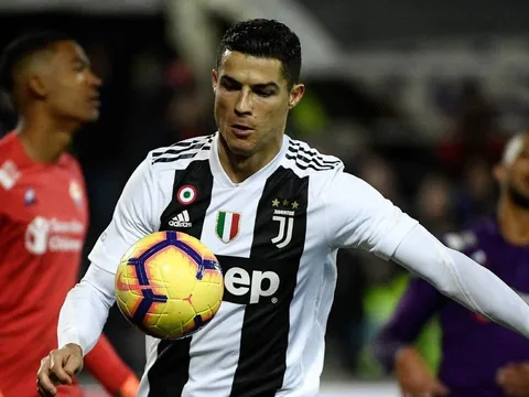 Fan nói gì trong ngày Ronaldo cân bằng kỷ lục tồn tại 60 năm?