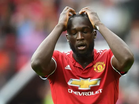 "Chi tới 736 triệu bảng, nhưng Man Utd còn cách danh hiệu cả triệu dặm"