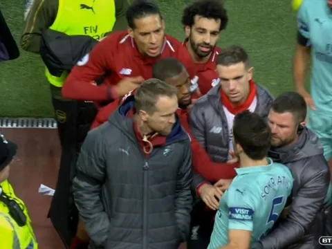 Van Dijk phá vỡ sự im lặng về nghi án 'tẩn nhau' với Sokratis