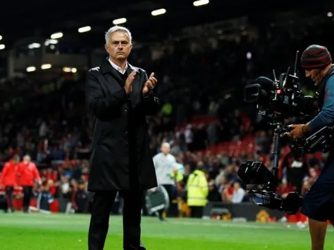 Mourinho không dám yêu cầu một điều từ NHM Man Utd