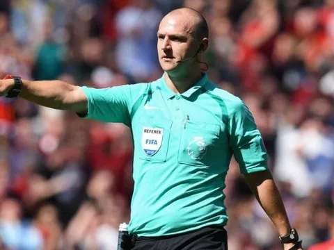 SỐC: Trọng tài Premier League mất việc vì Snapchat