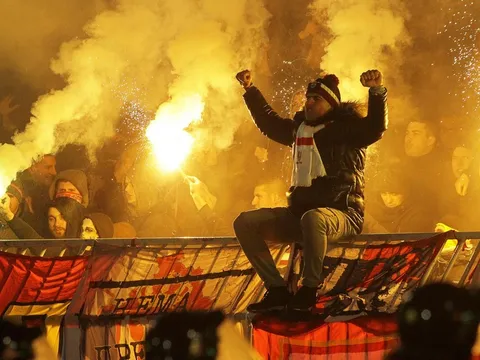 Derby thủ đô Serbia chìm trong biển máu