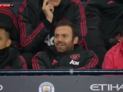 Fan Man Utd nổi giận với Sanchez và Mata